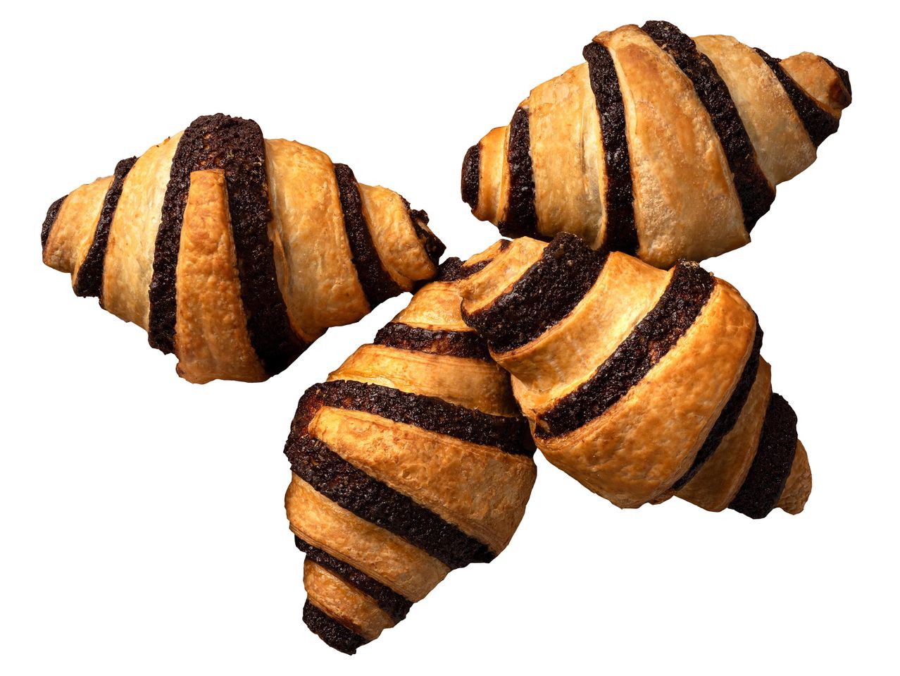 Négy csokoládés croissant, felülről nézve, fehér háttér előtt.