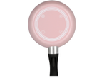 Uma pequena frigideira rosa claro com cabo preto.