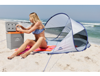 Mulher de biquíni na praia com uma tenda de praia CRIVIT e uma geleira.