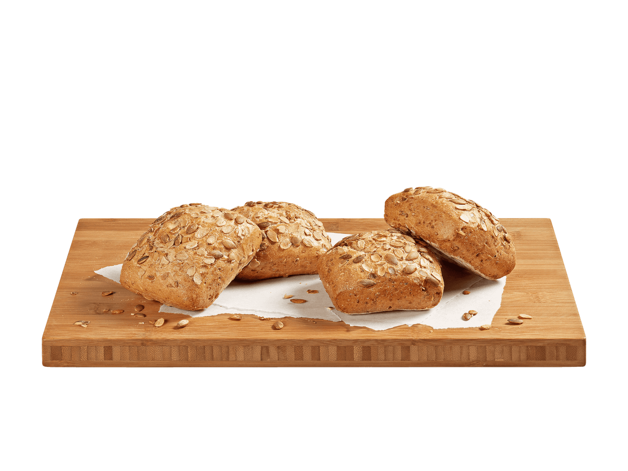 Vier Kürbiskernbrötchen auf einem Holzbrett mit Backpapier.