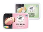 Dve posodi sladoleda Bon Gelati Ice Trio, ena z okusom jagode, vanilije in čokolade, druga s stracciatello, lešnikom in pistacijo.