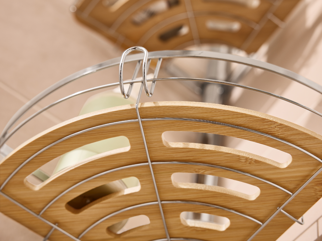 Дървена и метална етажерка за баня с бутилка шампоан на заден план.