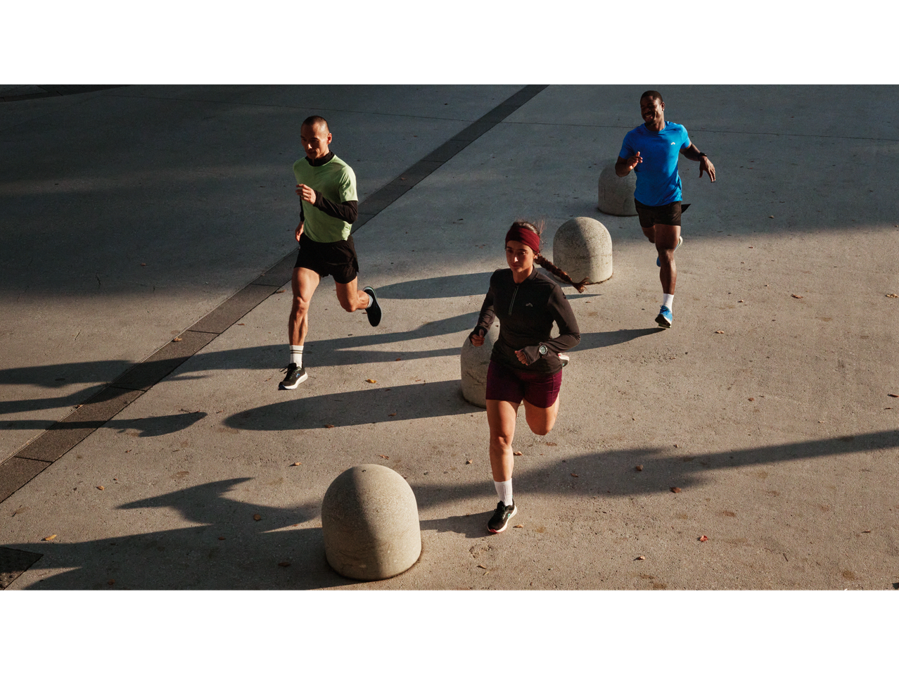 Três pessoas a correr com roupa desportiva CRIVIT, incluindo camisolas funcionais.