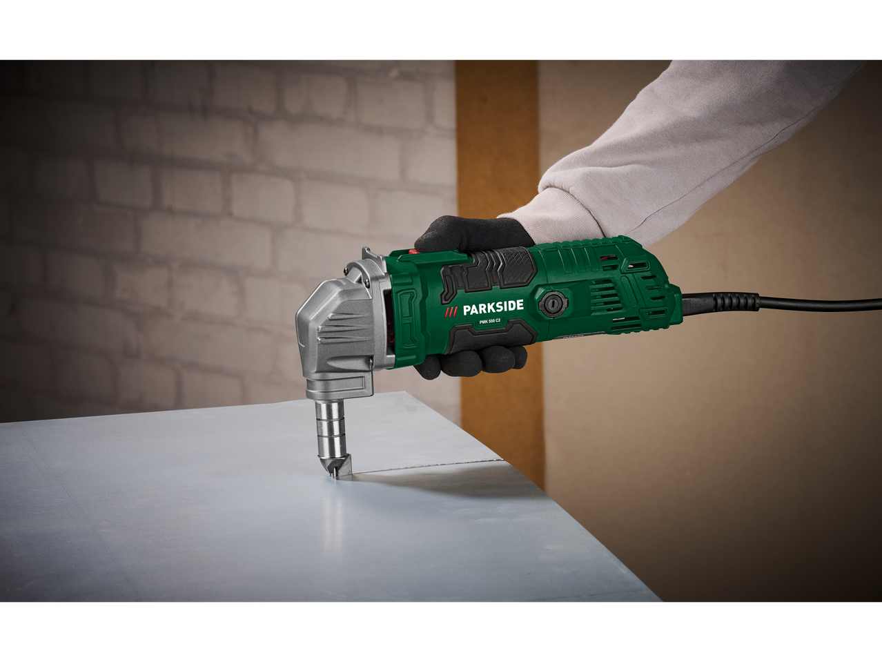 Outil de découpe Parkside PMK 550 C2 en utilisation.
