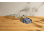 Tigelas de armazenamento de vidro SILVERCREST® com tampas cinzentas numa mesa de madeira.