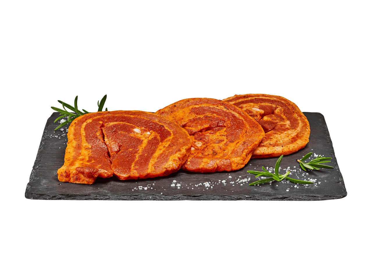 Trois tranches de viande de porc marinées et roulées, avec romarin et sel sur ardoise.