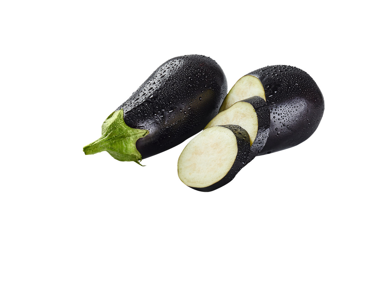 Aubergine met waterdruppels en plakjes.