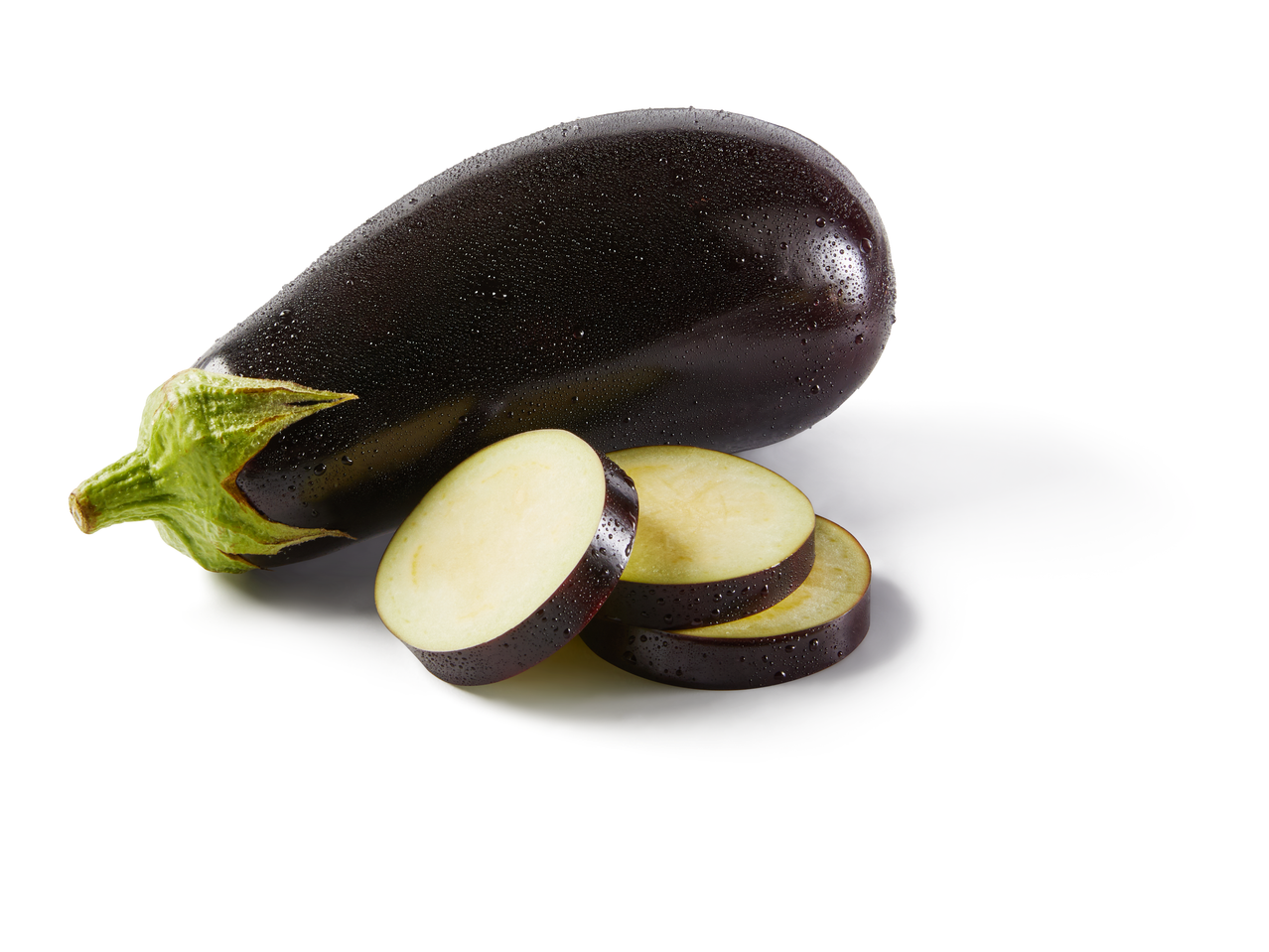 Terve ja viilutatud baklažaan veepiiskadega.