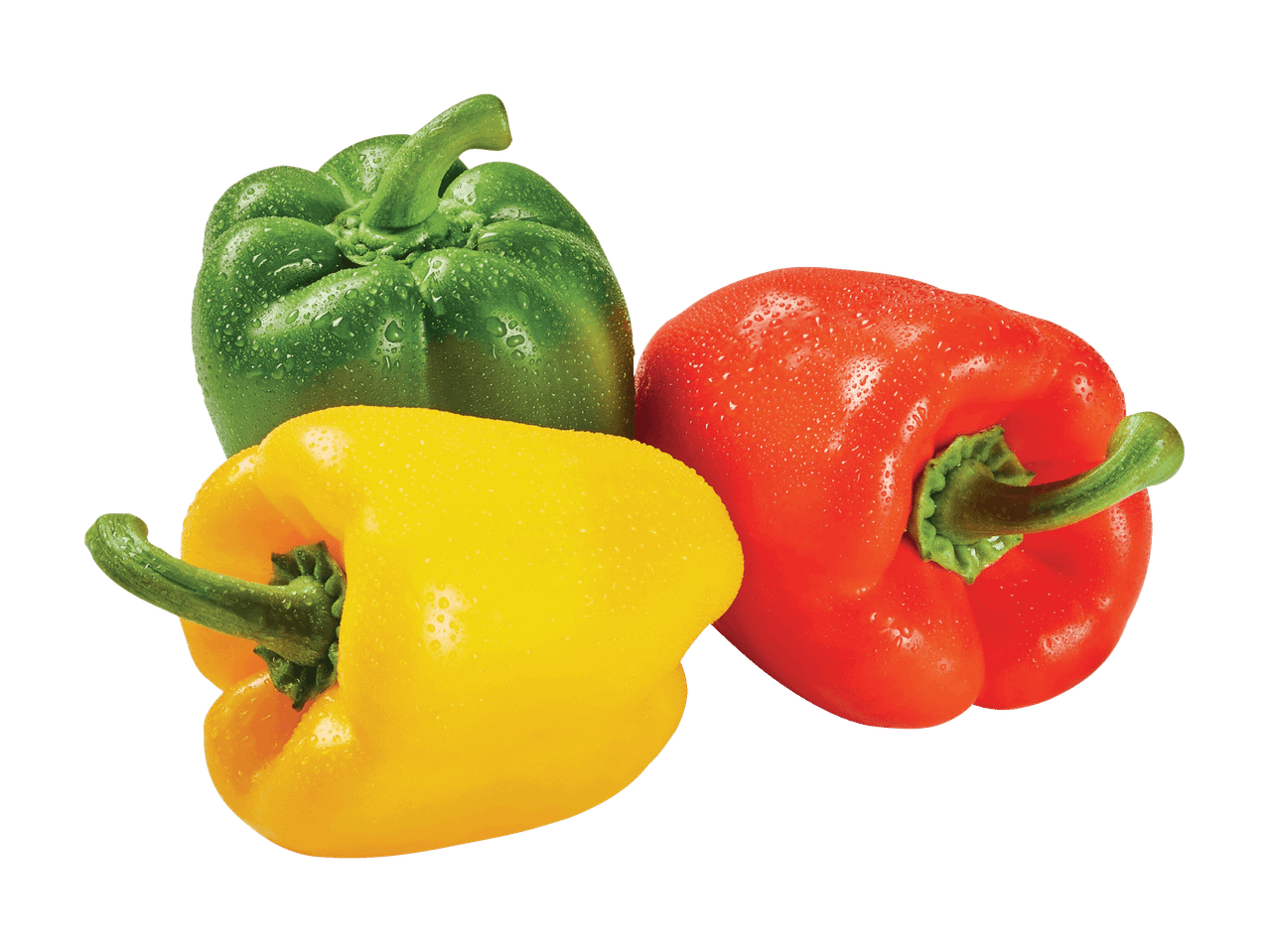 Drei Paprika, eine grüne, eine gelbe und eine rote, mit Wassertropfen.