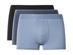 Tre par herreboxershorts i sort, mørkeblå og lyseblå.