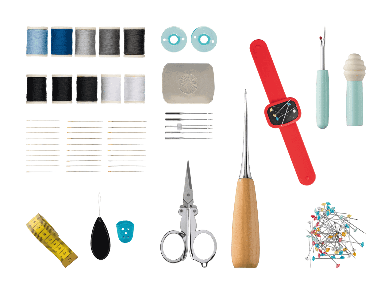 Un ensemble d'outils et d'accessoires de couture, incluant des bobines de fil, des aiguilles, des ciseaux et des épingles.