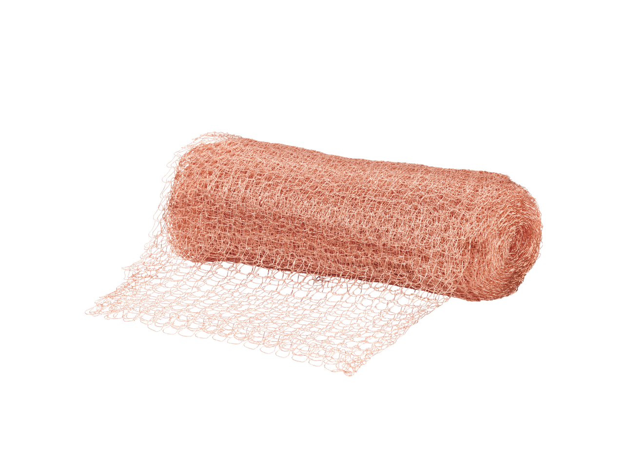 Plasă de curățare din cupru, rulată și parțial desfășurată, pe fundal negru.