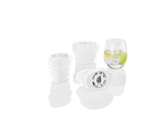 Filtros de água e um copo com gelo e limão.