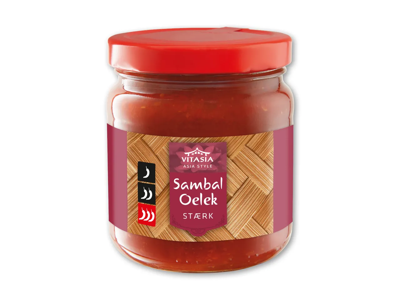Glas med rød sambal oelek med et bambusmønster på etiketten og tre chilier, der indikerer styrke.