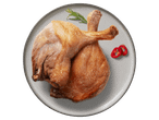 Két sült kacsacomb tányéron, rozmaringgal és chilivel díszítve.