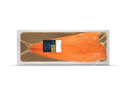 Hele zalmzijde met huid