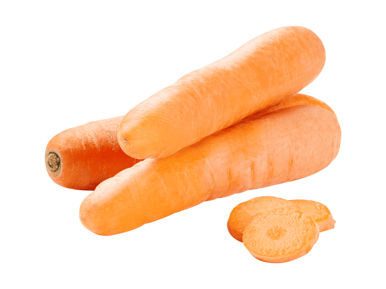 Ganze und geschnittene Karotten auf schwarzem Hintergrund