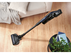 Aspirator fără fir SILVERCREST pe podea de lemn, cu canapea și plantă.