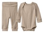 Бежов комплект от рипсено боди с дълъг ръкав и панталон за бебе.