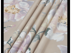 Conjunto de lençóis de cetim de algodão com estampa floral em tons bege e pastel.
