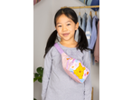 Menina com pochete rosa do Winnie the Pooh e camisola cinzenta de manga comprida