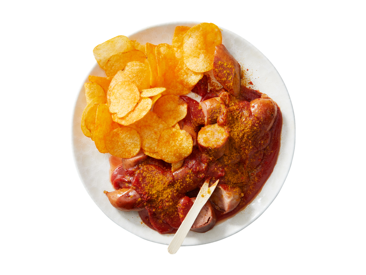 Currywurst met chips en saus, bestrooid met kerriepoeder.
