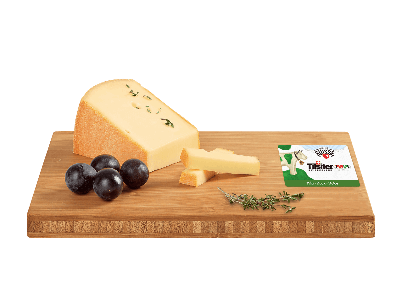 Formaggio, uva ed erbe aromatiche su un tagliere di legno.