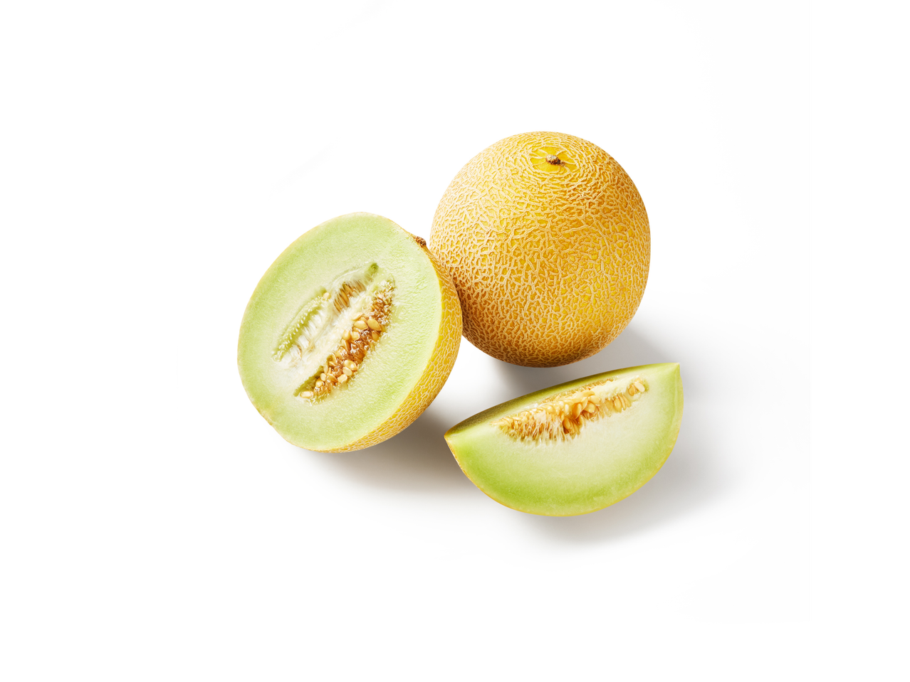 Eine ganze Cantaloupe-Melone und zwei Honigmelonenstücke liegen auf weißem Hintergrund.
