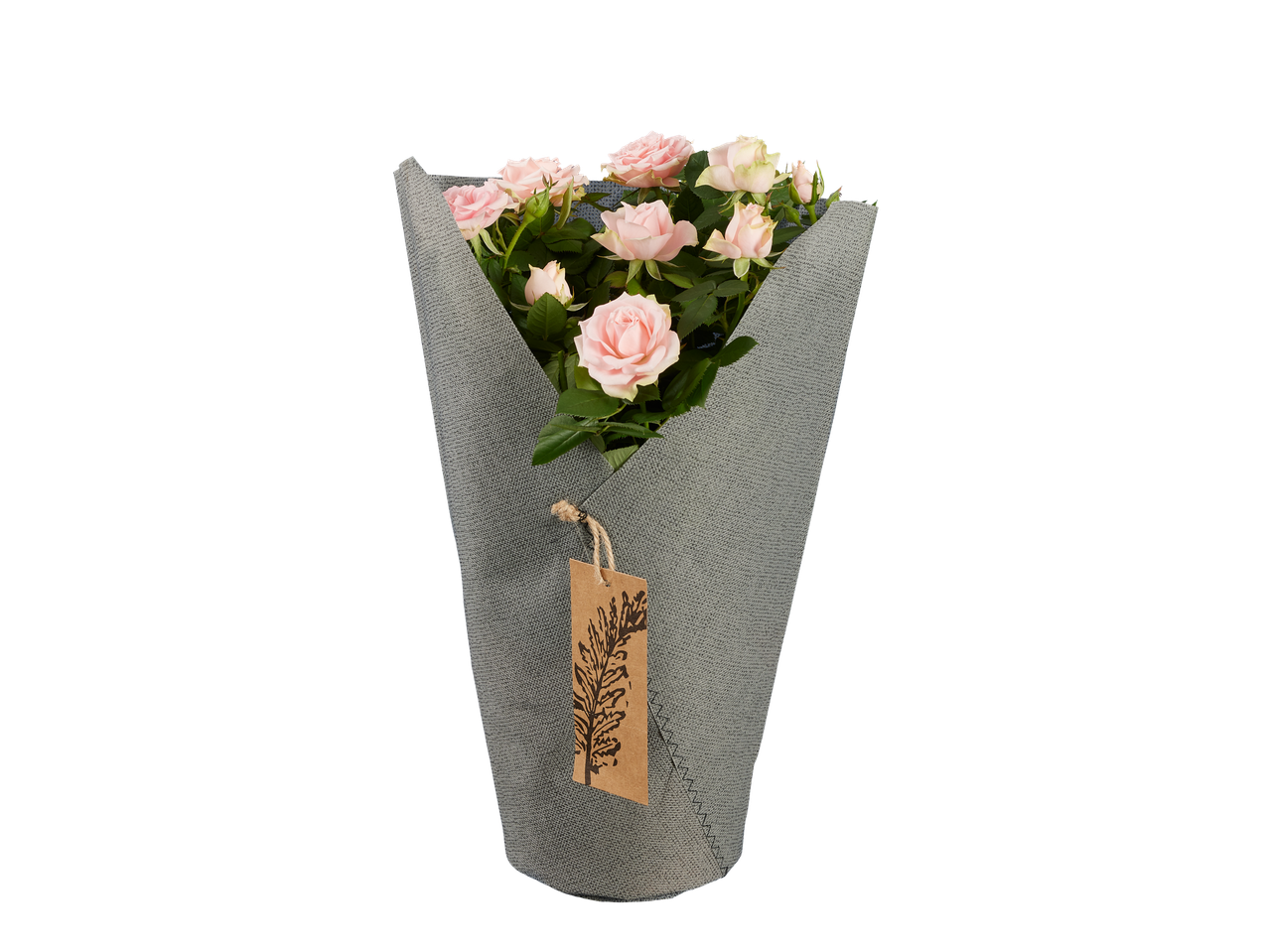 Buchet de trandafiri roz în hârtie gri cu etichetă.