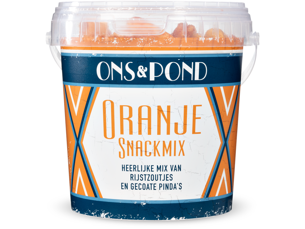 Oranje snackmix met rijstzoutjes en gecoate pinda's in een doorzichtige plastic emmer.