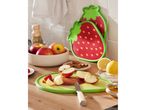 Taglieri a forma di fragola e avocado, su un tavolo da cucina.