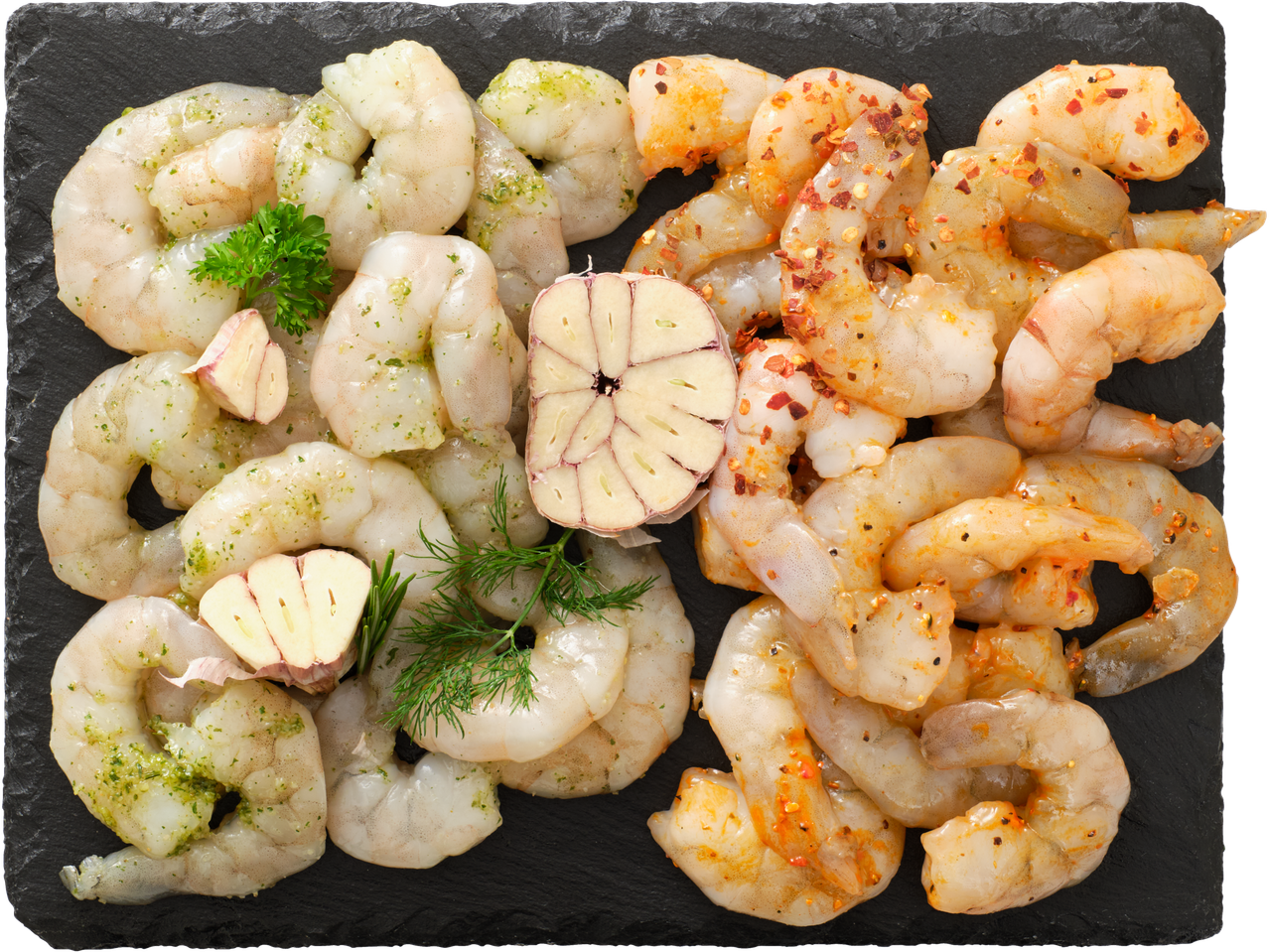 Pelicano Garneles marinādē ar ķiplokiem un garšvielām uz melnas šīfera plāksnes.