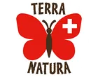 Terra Natura Logo: Roter Schmetterling mit Schweizer Kreuz auf dem rechten Flügel.