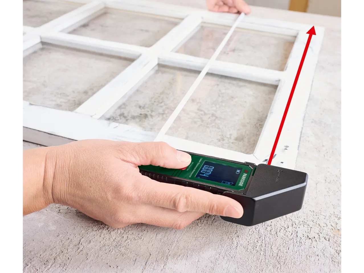 Telemetru laser Parkside® 5 în 1 măsoară o fereastră albă