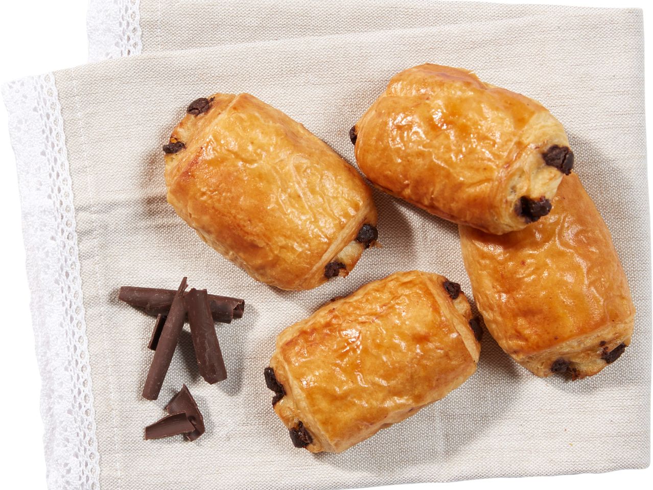 Croissants au chocolat sur une serviette en lin.