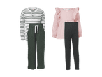 To sæt babytøj: et stribet sæt med grønne bukser og et lyserødt sæt med mørkegrå leggings.