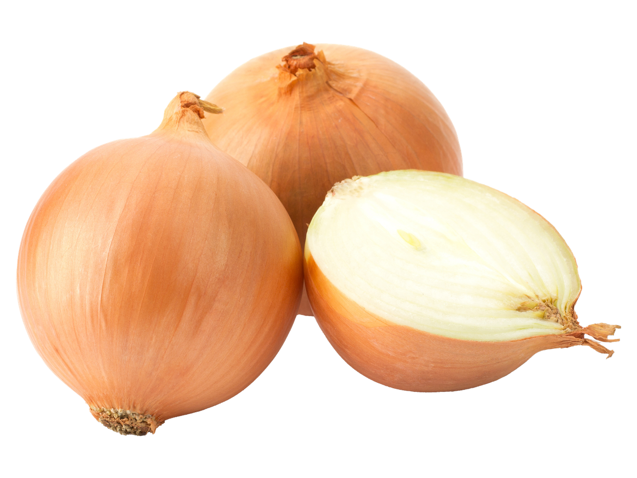 Két egész és egy félbevágott hagyma fekete háttér előtt.