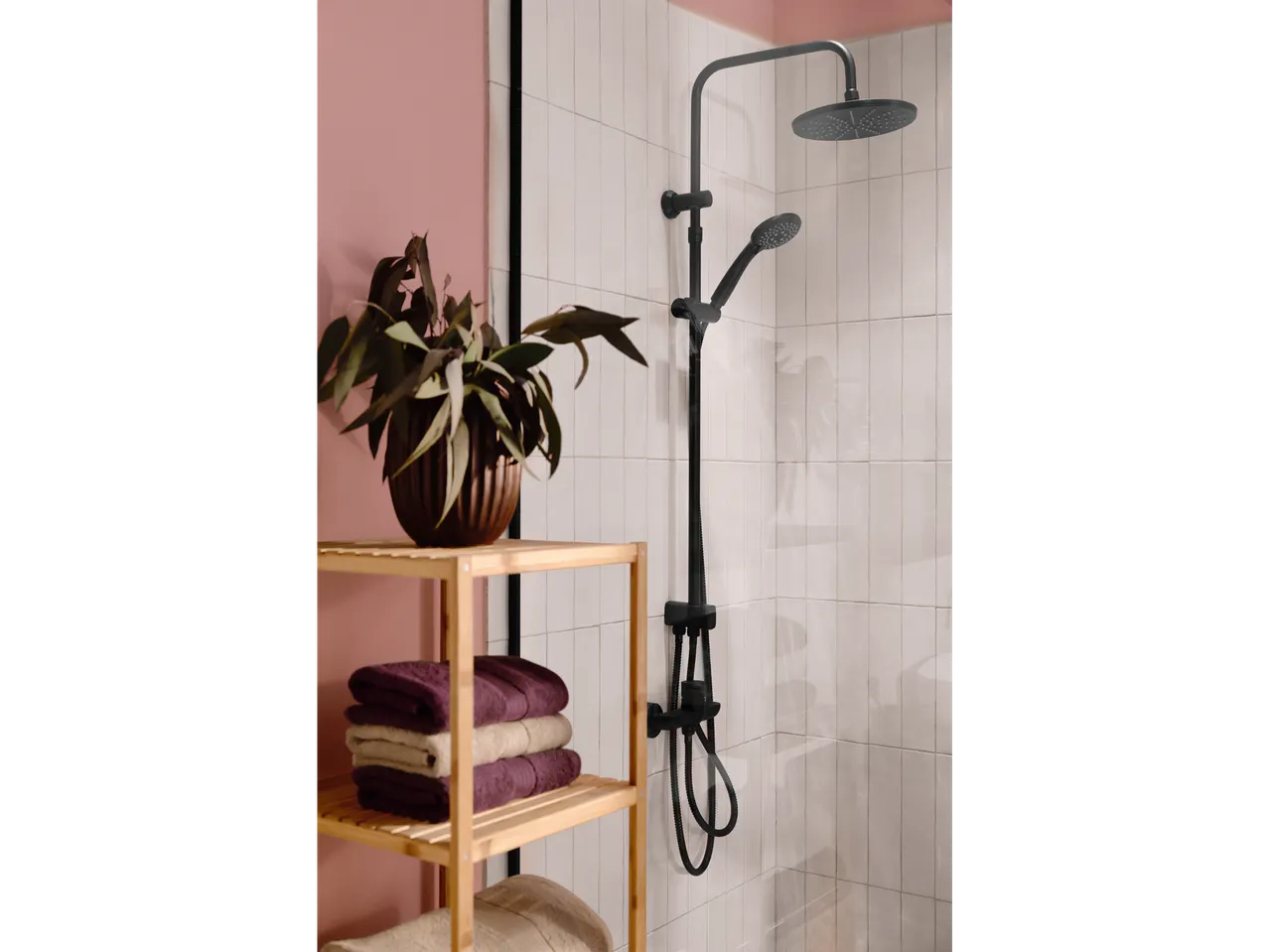 Set de duș Livarno Home Überkopfbrause-Set într-o baie modernă cu rafturi din lemn.