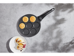 Тигањ за палачинке Silvercrest® са три палачинке и тањиром готових палачинки.