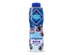 Fles cassis siroop met afbeeldingen van zwarte bessen in opspattend water.