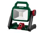 Faro da lavoro a LED Parkside verde e nero con maniglia e base rossa.