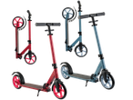 Två hopfällbara sparkcyklar, en röd och en blå, med en röd och en blå hopfälld sparkcykel bakom.