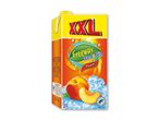 Fersken iste i en 2-liters karton med teksten 'XXL' og 'Freeway Iced Tea Peach'.