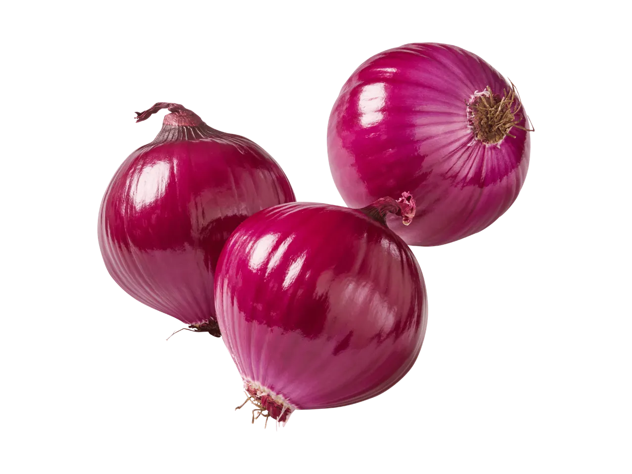Drei ganze rote Zwiebeln auf schwarzem Hintergrund.