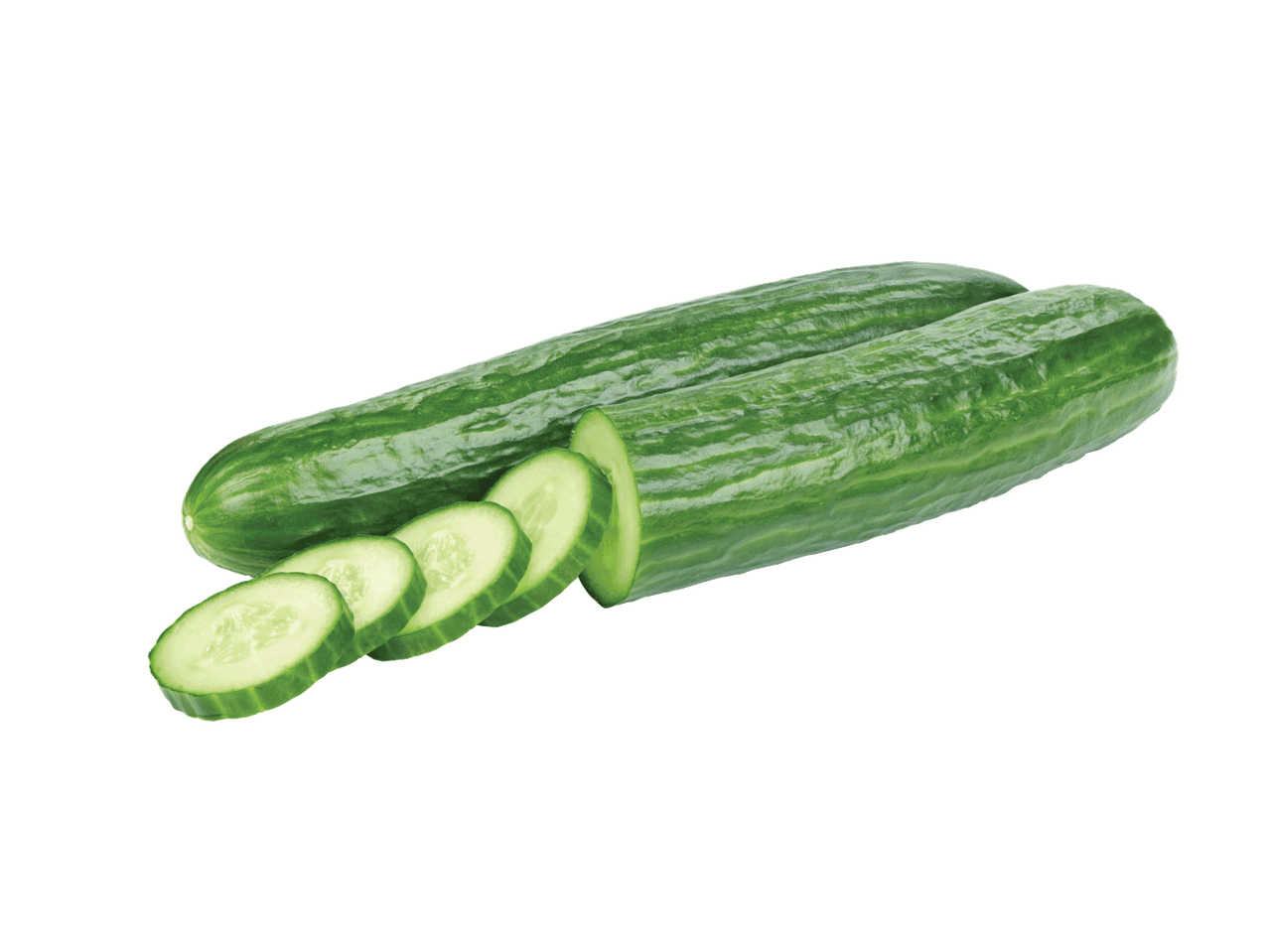 Svaigi gurķi, viens no tiem sagriezts šķēlēs