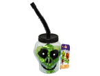 Zöld koponya alakú pohár szívószállal és halloweeni édességekkel.