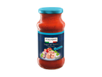 Bocal de sauce tomate au thon, avec des tomates, de l'ail et du persil.
