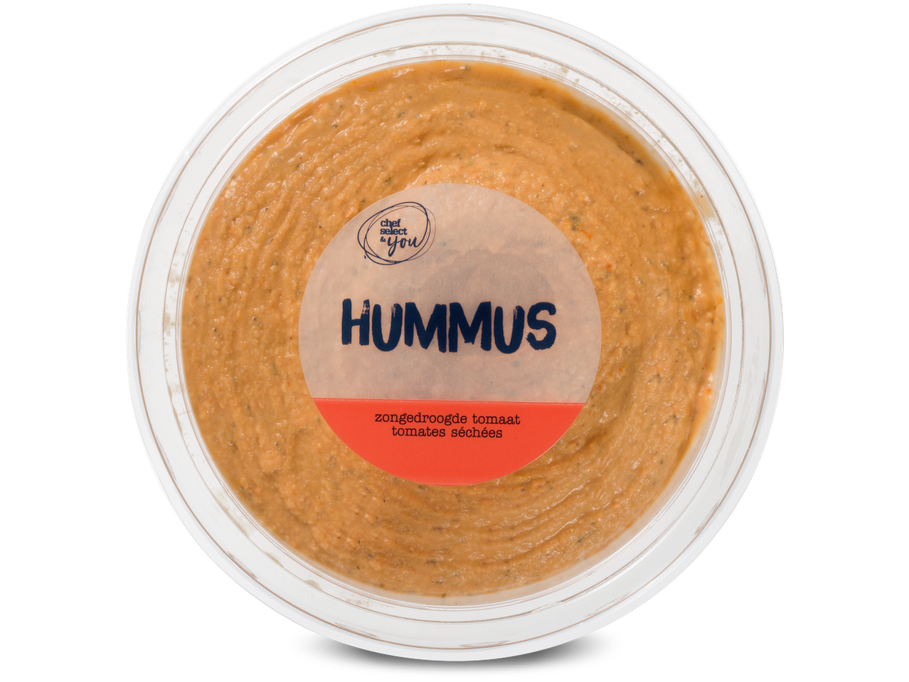 Hummus met zongedroogde tomaten in een doorzichtige plastic verpakking.