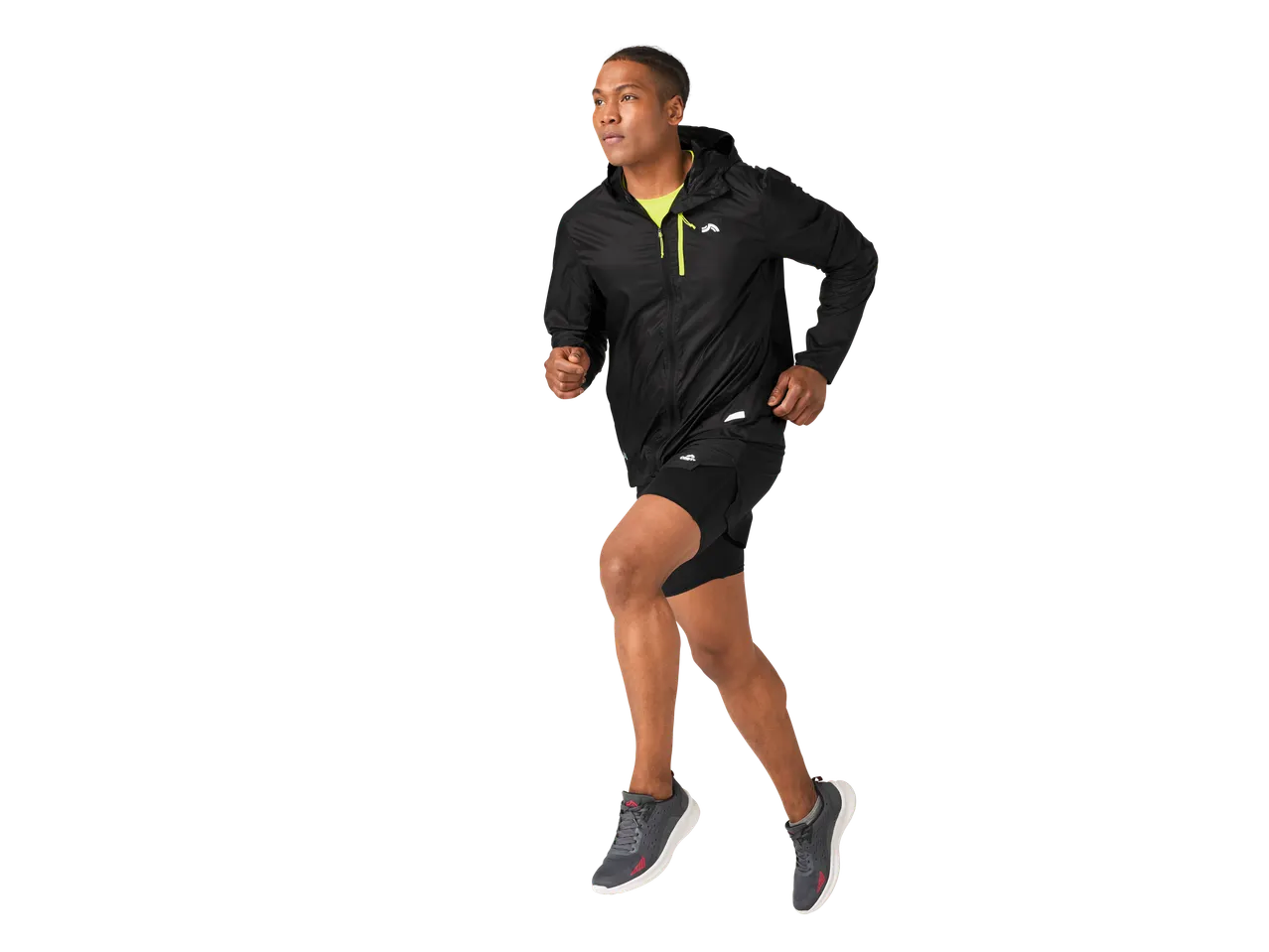 Bărbat alergând purtând o jachetă neagră impermeabilă, pantaloni scurți negri și pantofi sport.