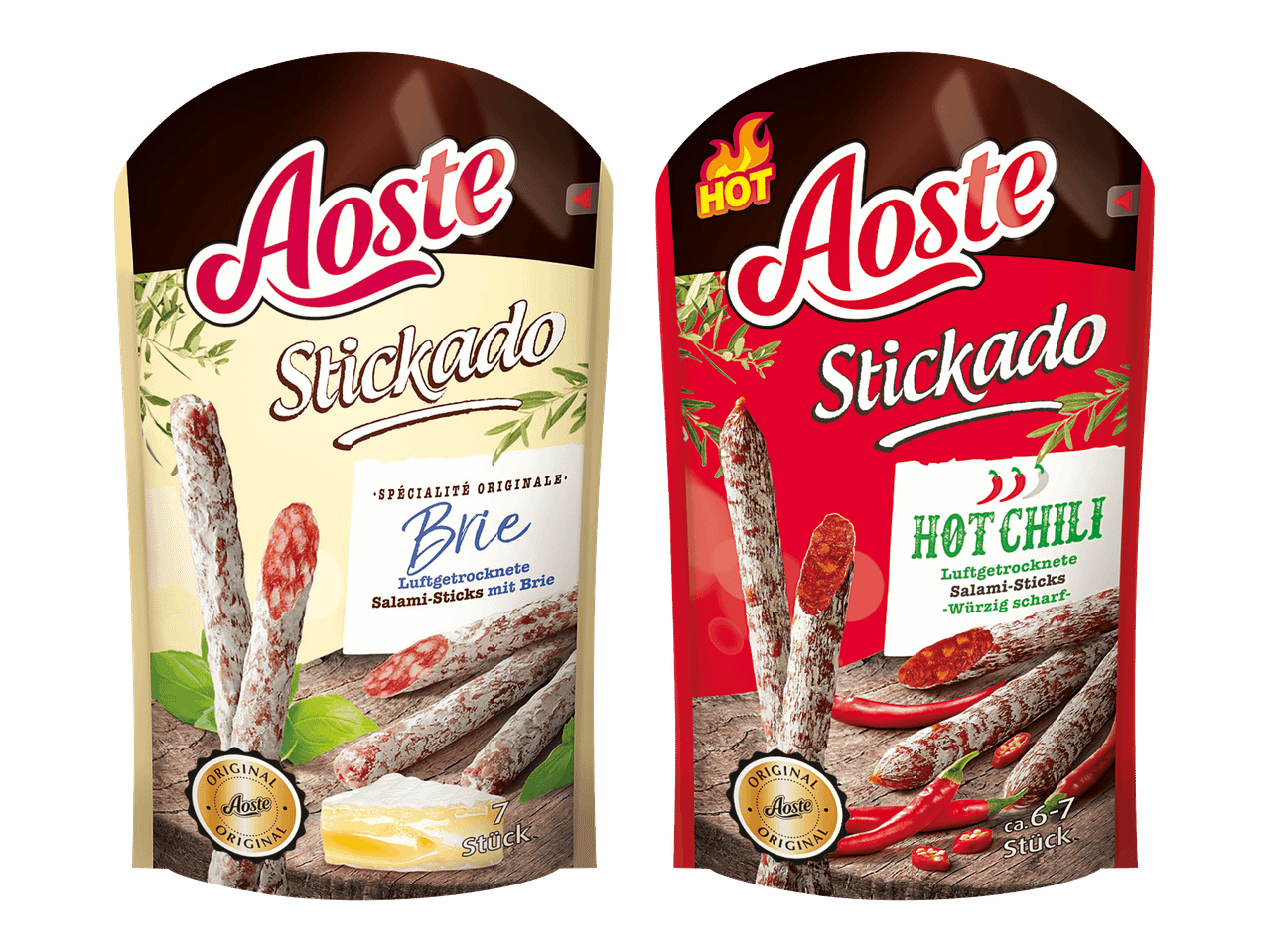 Kaksi pakkausta ilmakuivattuja salamitikkuja: toinen Brie-juustolla ja toinen Hot Chili -maulla.